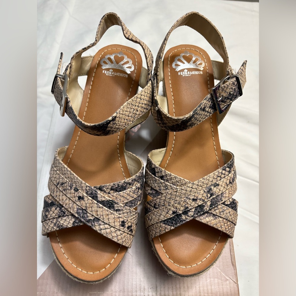 Fergalicious by Fergie Pounce Wedge sandals Boa Snake Print Size 7.5 New in Box
